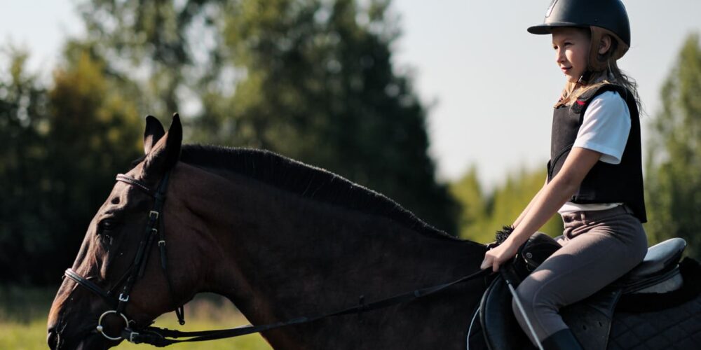 Bambina a cavallo